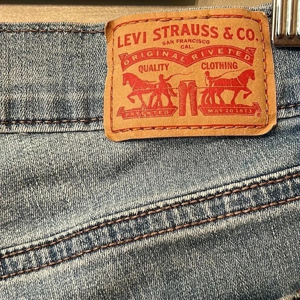 Levi's Mid-Length Women's Shorts Denim Jean Shorts Medium Wash Size 26